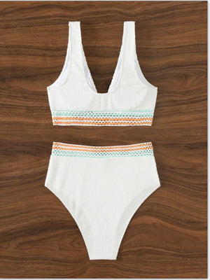 Bikini Elegante con Top Scollo a V e Slip Modellante a Vita Alta