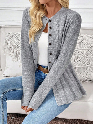 Cardigan Donna Elegante Giulia – Maglia a Treccia con Bottoni e Linea Svasata
