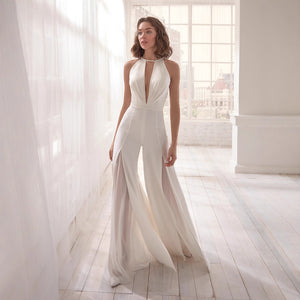 Chiara – Tuta Lunga Elegante Donna con Scollo Profondo, Spacchi e Dettaglio a Perle