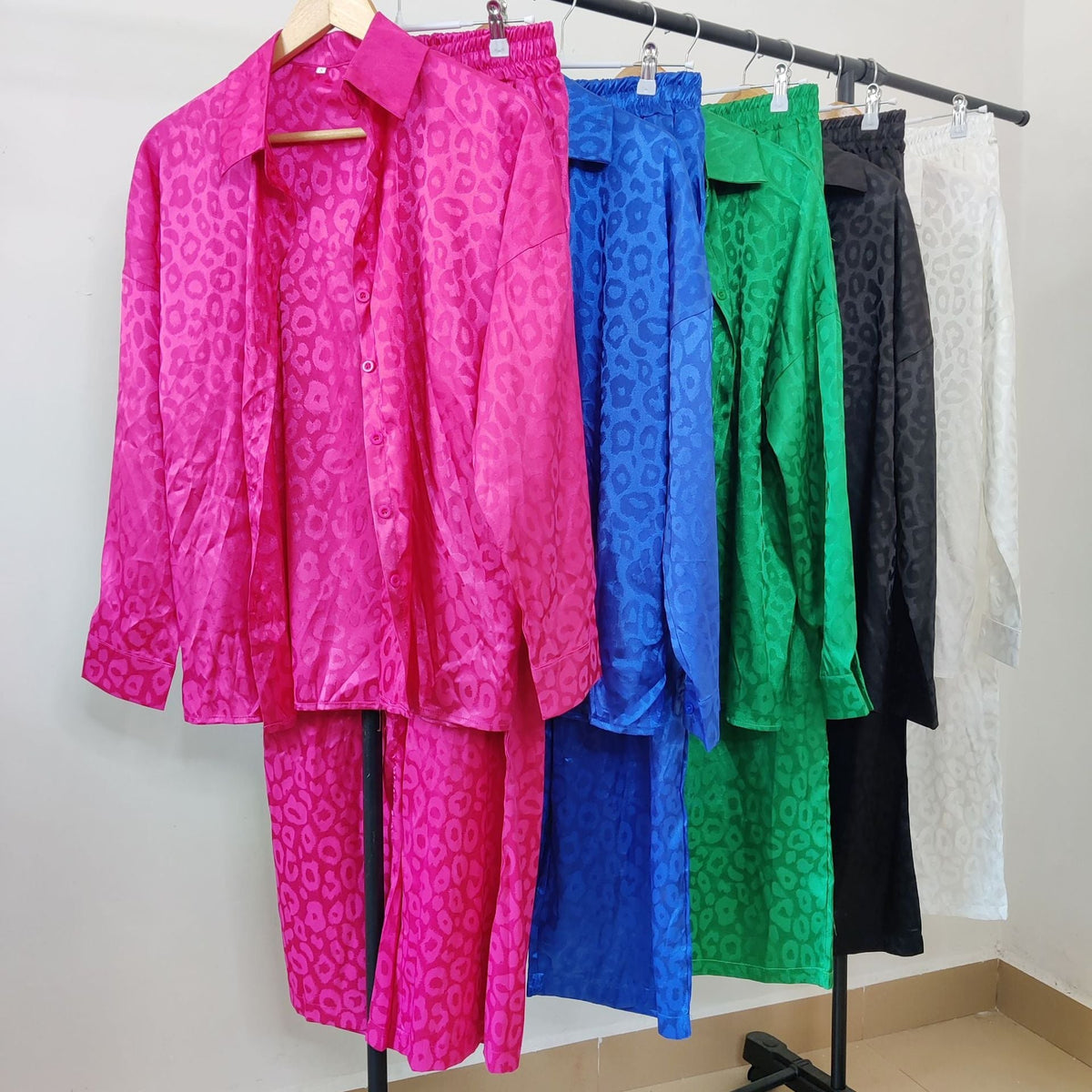 Set in Raso Stampa Leopardo - Camicia e Pantaloni