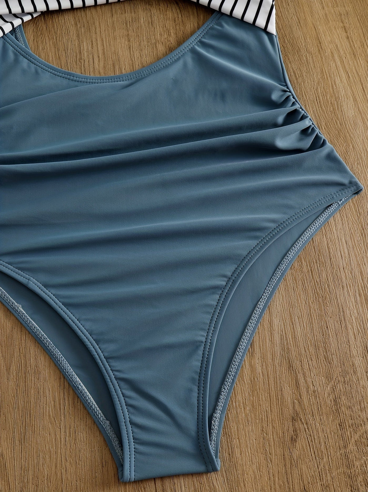 Costume Bicolore con Cut Out