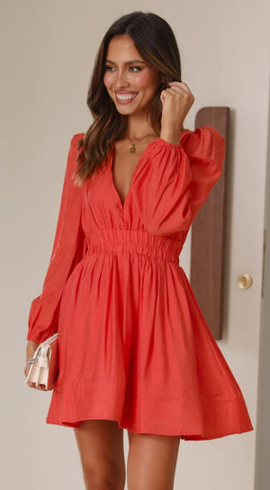 Vestito Corto Maniche Lunghe e Scollo a V