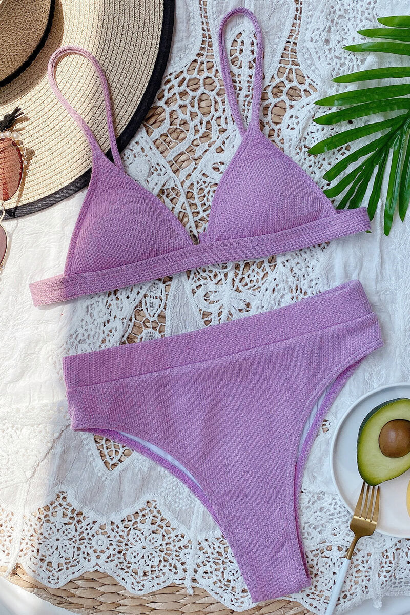 Bikini a Coste con Top a Triangolo e Slip Vita Alta