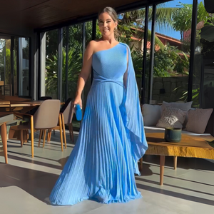 Vestito Lungo Asimmetrico Plissettato – Eleganza con Movimento