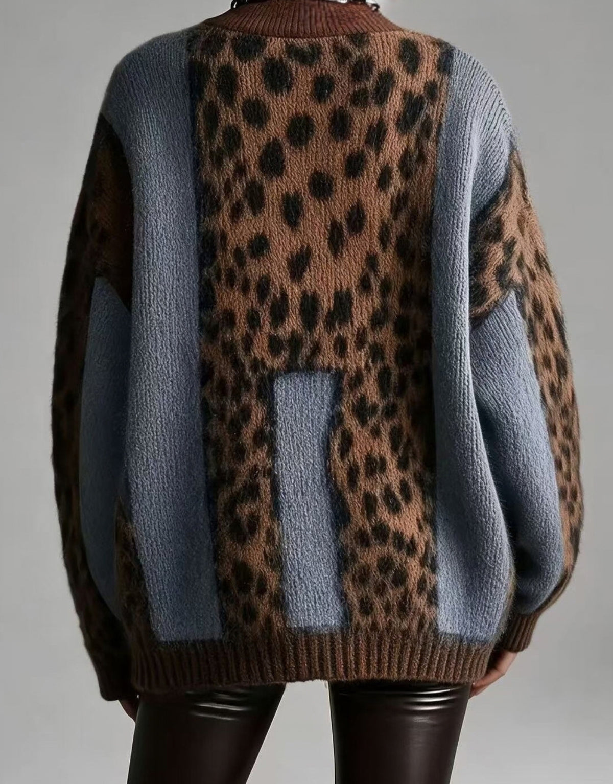 Maglione Donna Oversize Animalier con Collo Alto e Inserti Color Block – Stile Audace – Ludovica