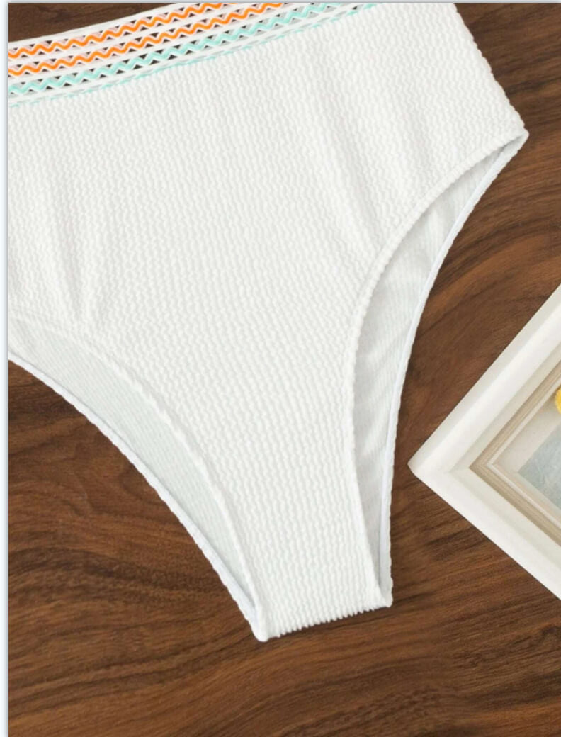 Bikini Elegante con Top Scollo a V e Slip Modellante a Vita Alta