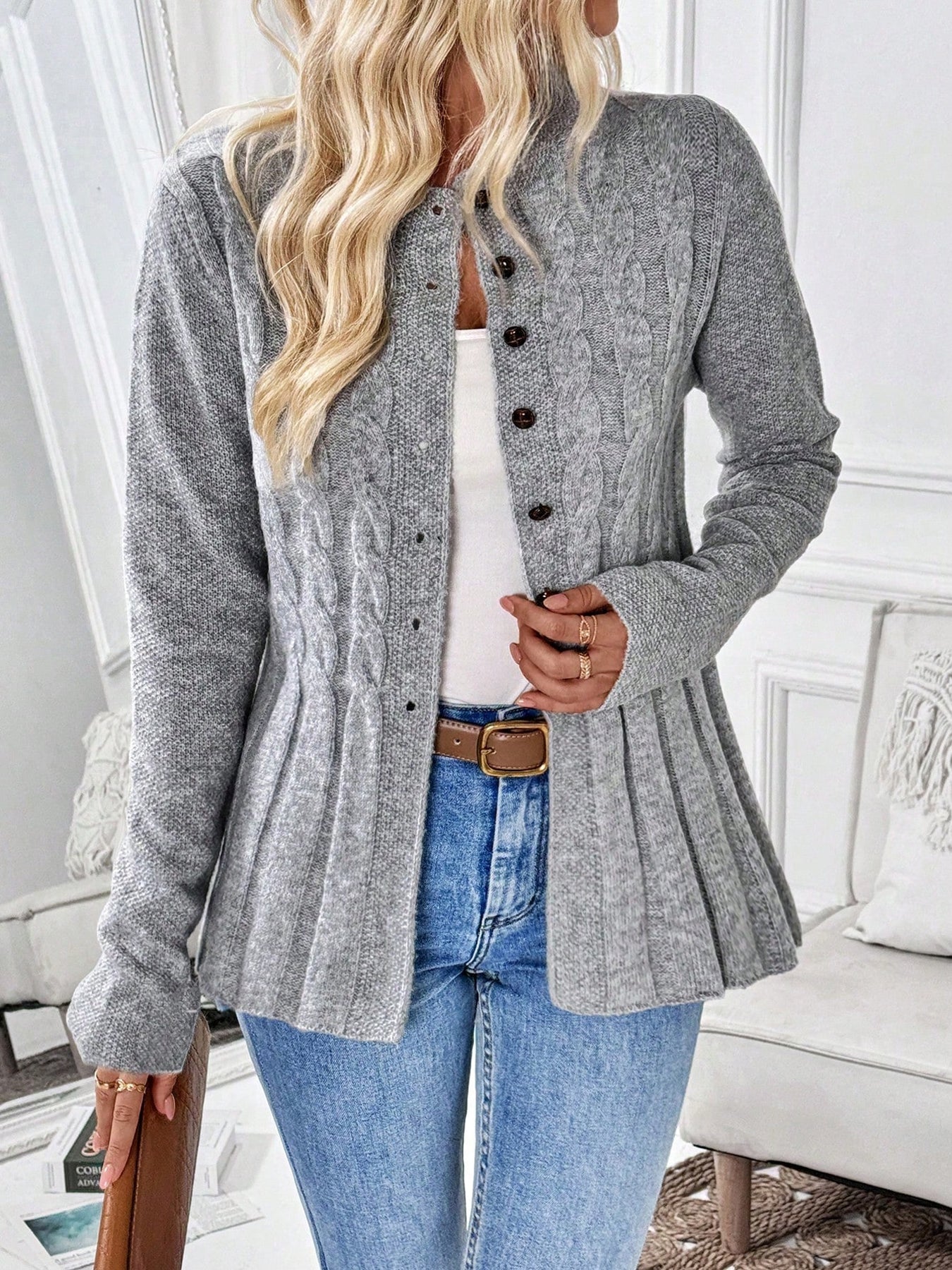 Cardigan Donna Elegante Giulia – Maglia a Treccia con Bottoni e Linea Svasata