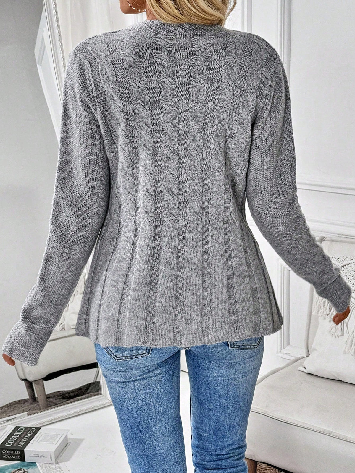 Cardigan Donna Elegante Giulia – Maglia a Treccia con Bottoni e Linea Svasata