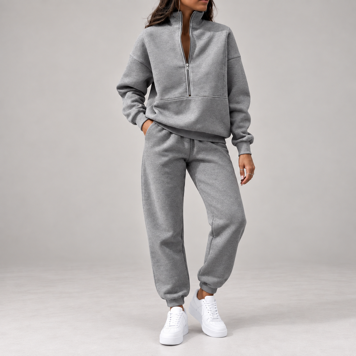 Completo Donna con Felpa Mezza Zip e Pantaloni Jogger – Calore Morbido e Comfort Quotidiano – Emilia
