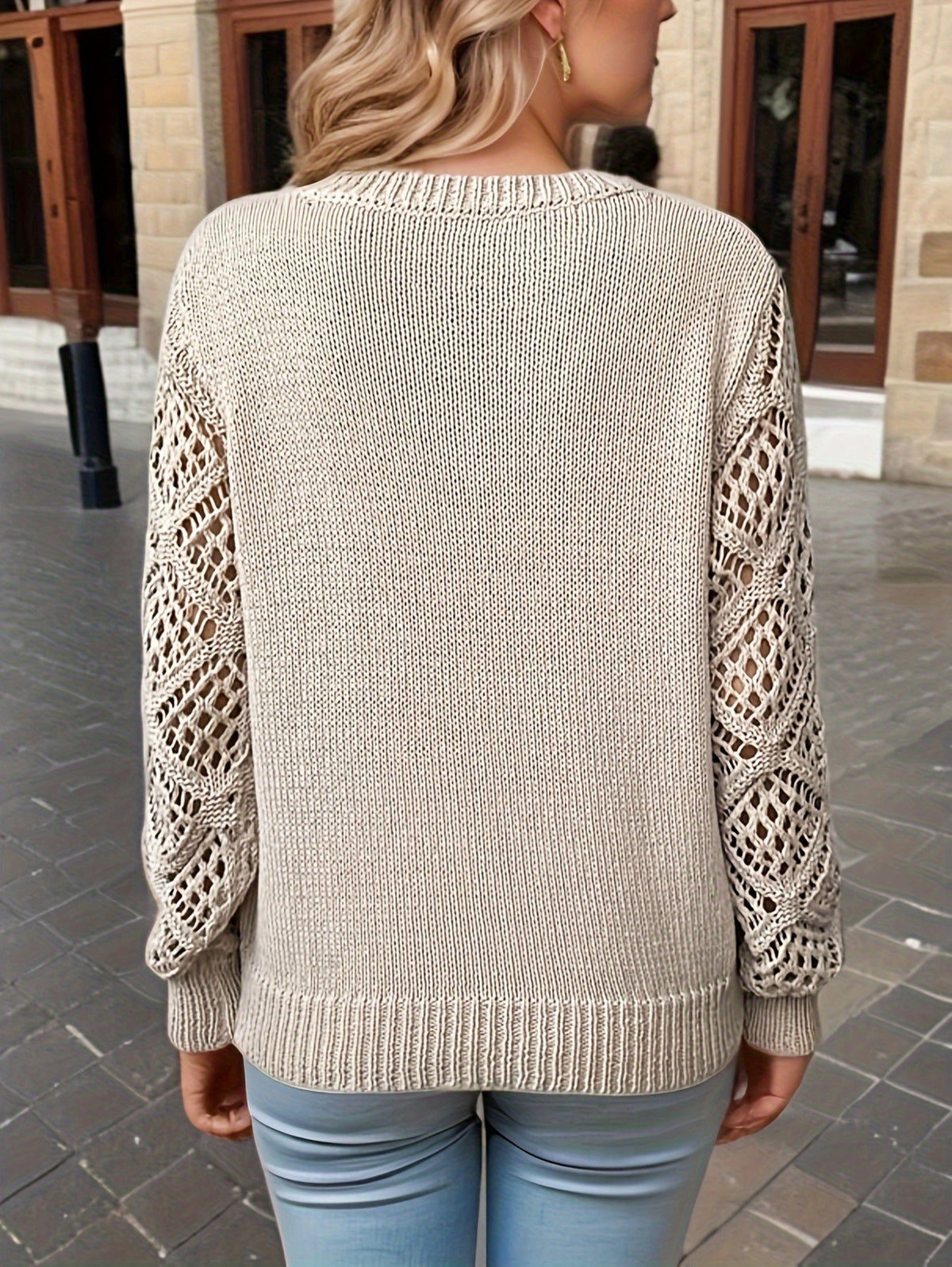 Maglione Donna con Maniche Traforate Effetto Uncinetto e Scollo a V – Eleganza Romantica – Bianca