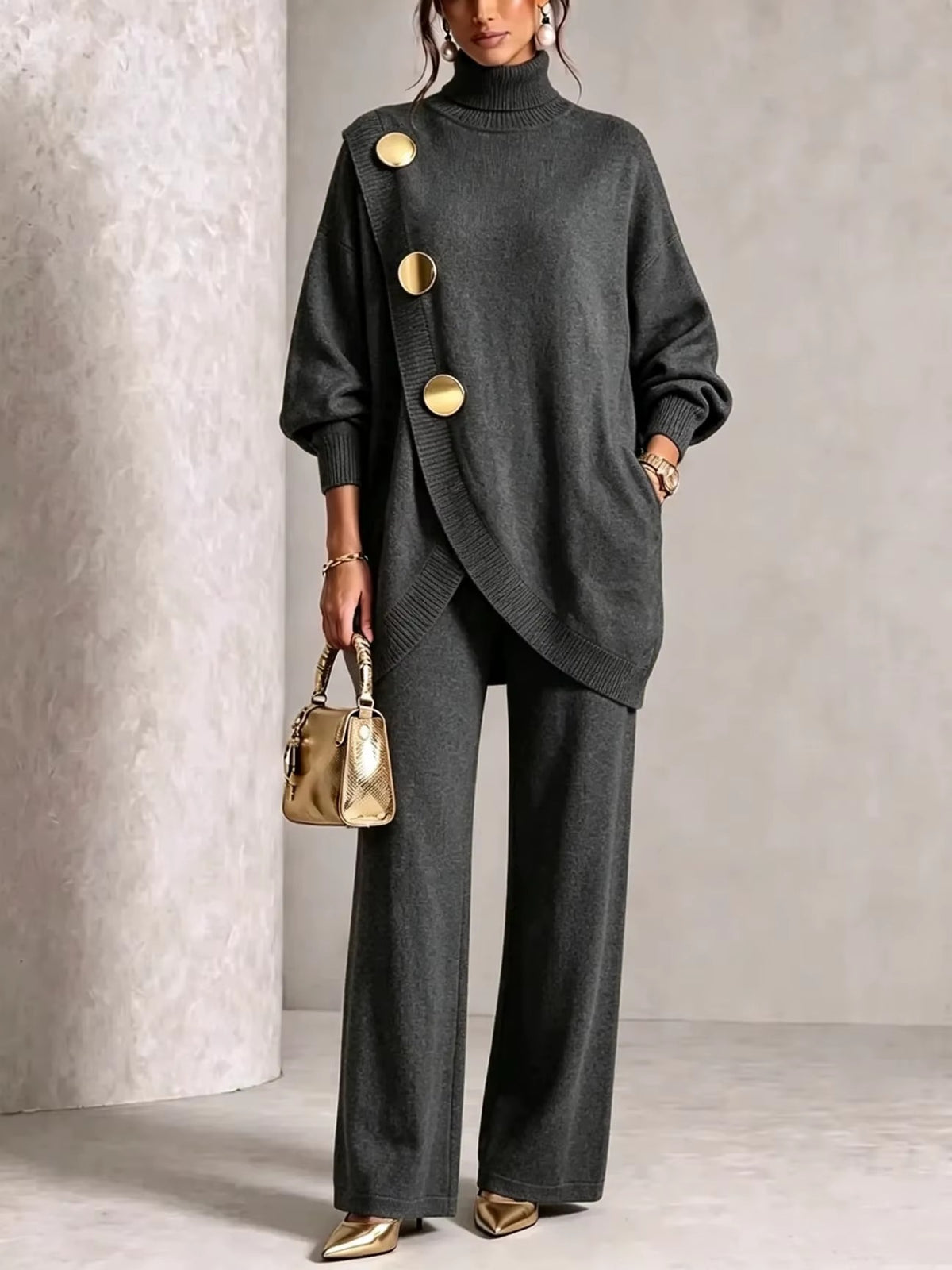 Completo Donna in Maglia con Dolcevita Asimmetrico e Pantaloni a Gamba Larga – Eleganza con Dettagli Dorati – Francesca