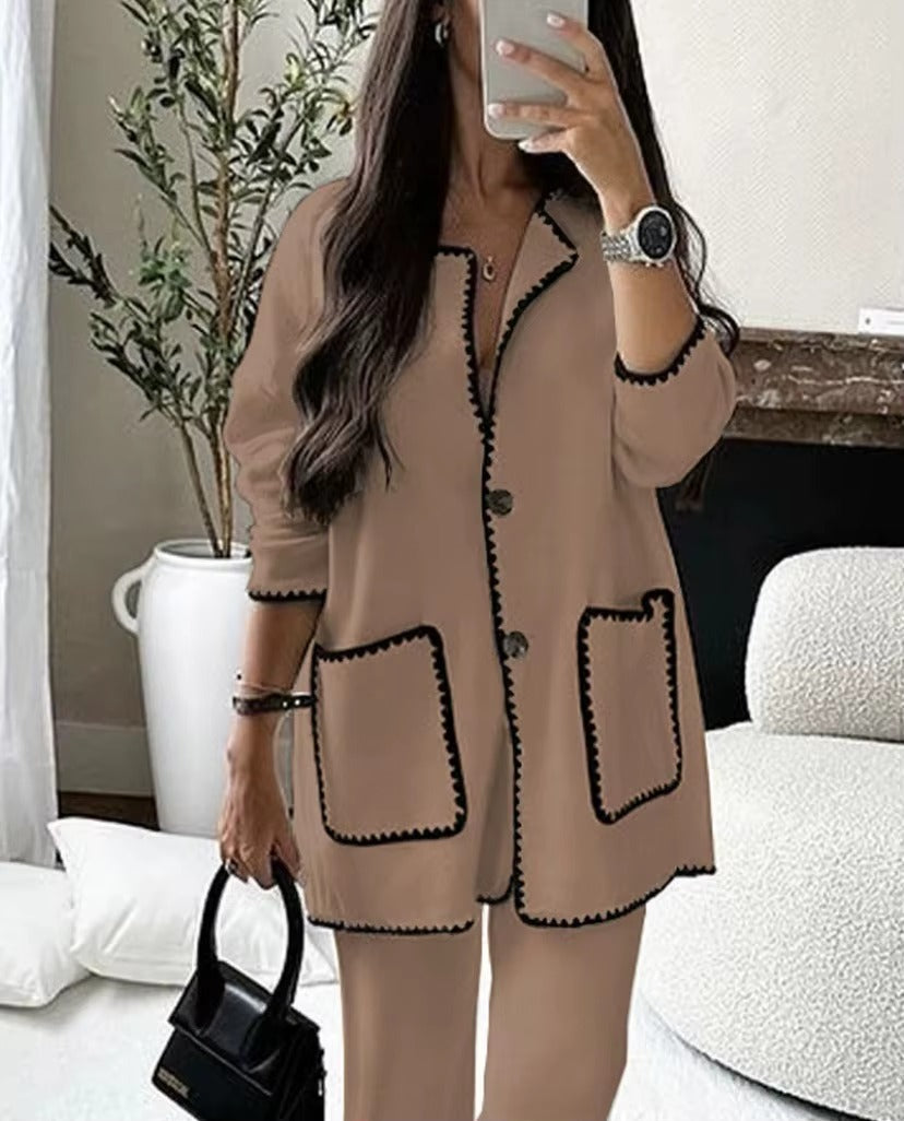 Completo Donna con Giacca Lunga e Pantaloni a Gamba Larga – Profili a Contrasto ed Eleganza – Cecilia