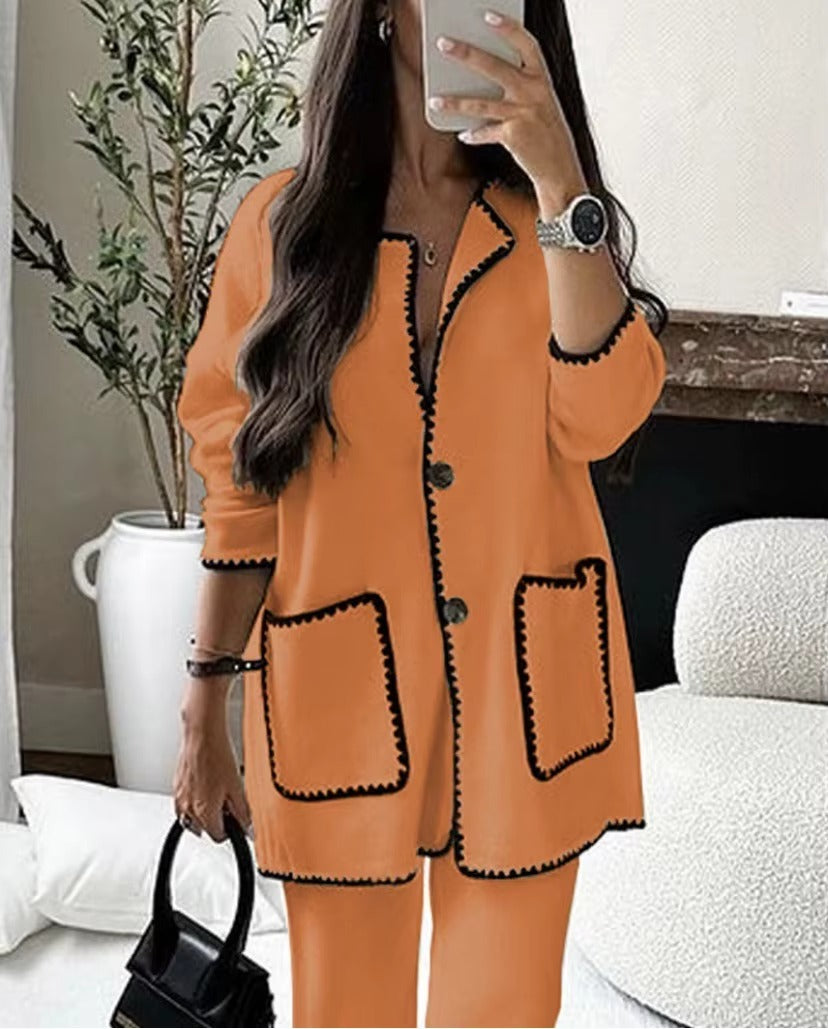Completo Donna con Giacca Lunga e Pantaloni a Gamba Larga – Profili a Contrasto ed Eleganza – Cecilia