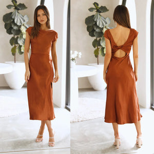 Vestito Giulia – Abito Elegante Satinato con Schiena Intrecciata e Spacco Laterale