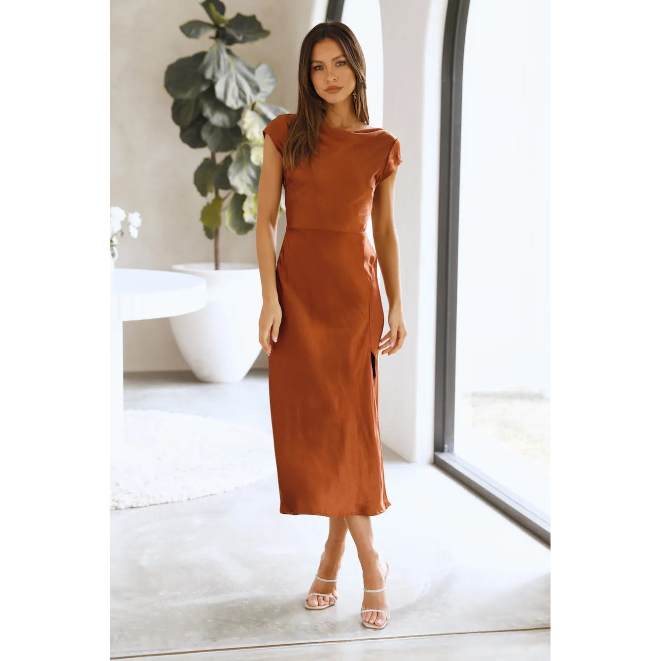 Vestito Giulia – Abito Elegante Satinato con Schiena Intrecciata e Spacco Laterale