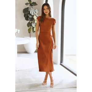 Vestito Giulia – Abito Elegante Satinato con Schiena Intrecciata e Spacco Laterale