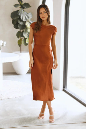 Vestito Giulia – Abito Elegante Satinato con Schiena Intrecciata e Spacco Laterale