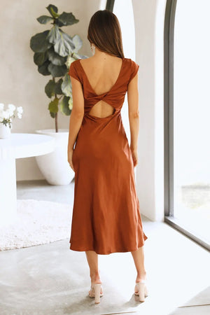 Vestito Giulia – Abito Elegante Satinato con Schiena Intrecciata e Spacco Laterale