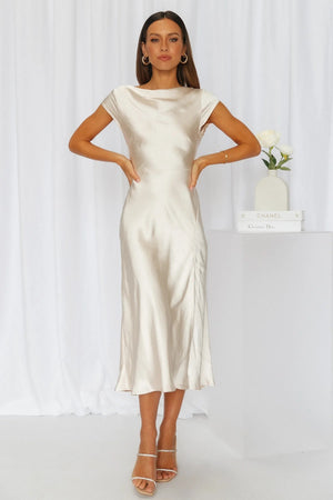 Vestito Giulia – Abito Elegante Satinato con Schiena Intrecciata e Spacco Laterale