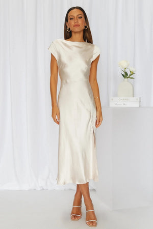 Vestito Giulia – Abito Elegante Satinato con Schiena Intrecciata e Spacco Laterale