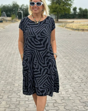 Vestito Safari Chic – Abito Estivo Lungo con Fantasia Zebra e Tasche Laterali
