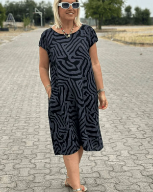 Vestito Safari Chic – Abito Estivo Lungo con Fantasia Zebra e Tasche Laterali