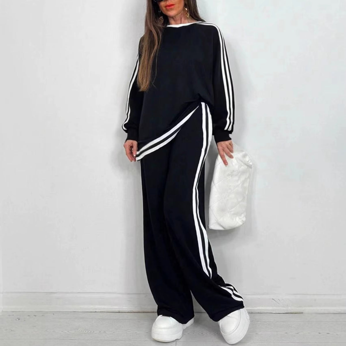 Completo Donna Sportivo con Maglia a Righe e Pantaloni a Gamba Larga – Stile Dinamico e Comfort – Nicole