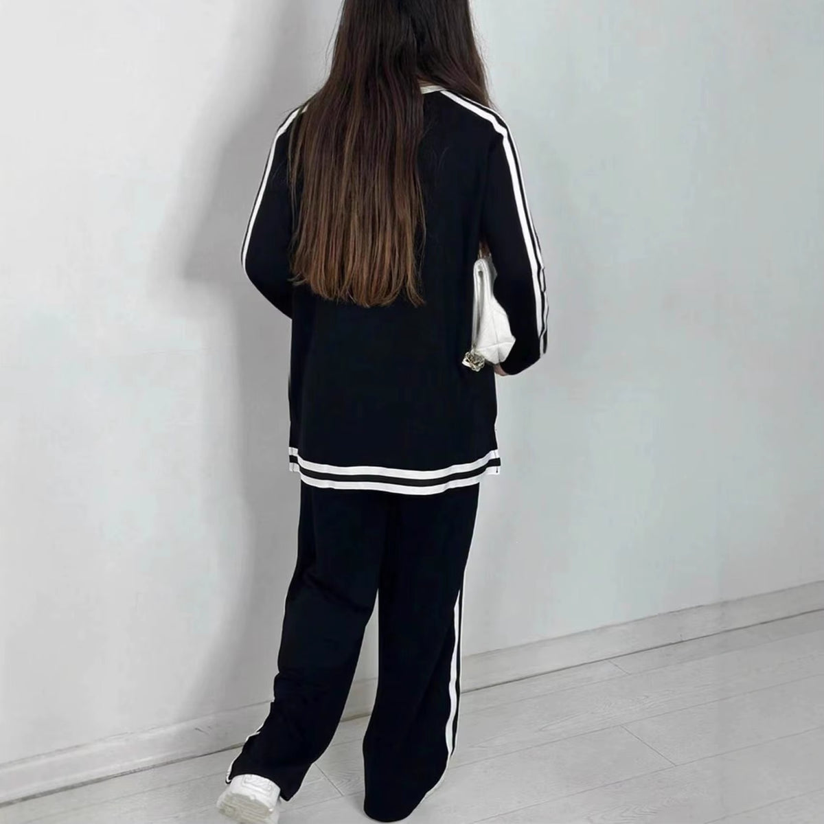 Completo Donna Sportivo con Maglia a Righe e Pantaloni a Gamba Larga – Stile Dinamico e Comfort – Nicole