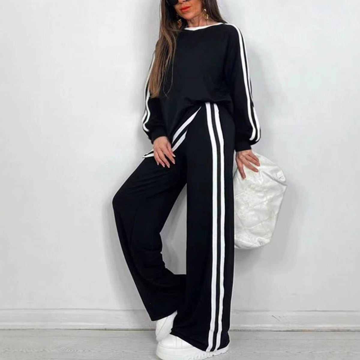 Completo Donna Sportivo con Maglia a Righe e Pantaloni a Gamba Larga – Stile Dinamico e Comfort – Nicole