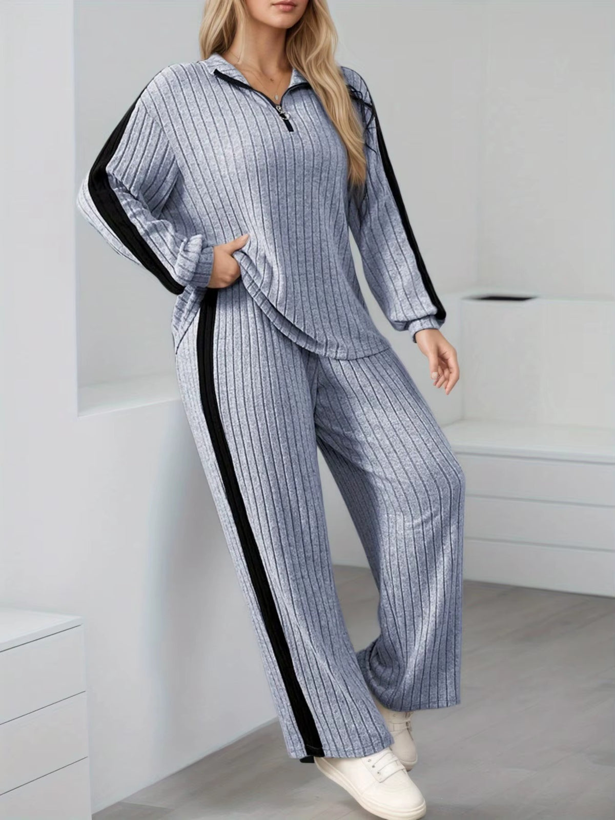 Completo Donna a Coste con Maglia Mezza Zip e Pantaloni a Gamba Larga – Righe Laterali e Comfort – Sabrina