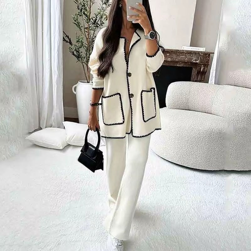 Completo Donna con Giacca Lunga e Pantaloni a Gamba Larga – Profili a Contrasto ed Eleganza – Cecilia