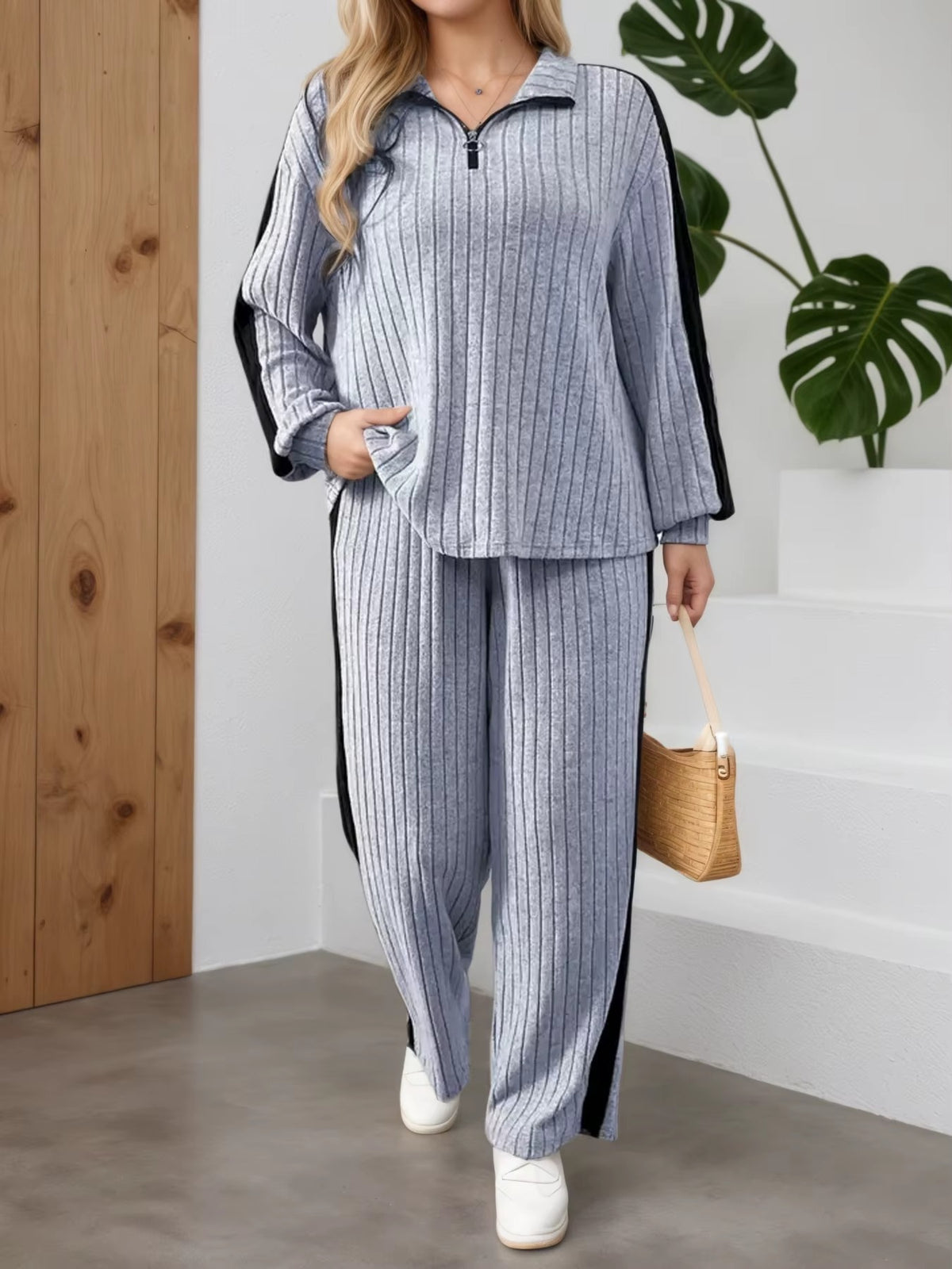 Completo Donna a Coste con Maglia Mezza Zip e Pantaloni a Gamba Larga – Righe Laterali e Comfort – Sabrina