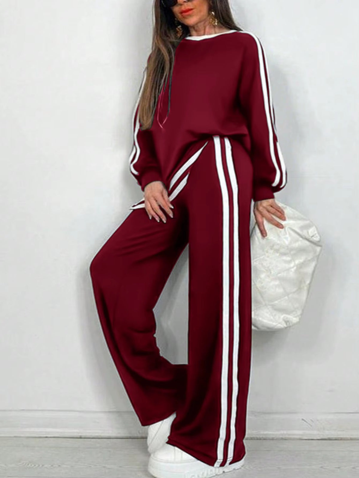 Completo Donna Sportivo con Maglia a Righe e Pantaloni a Gamba Larga – Stile Dinamico e Comfort – Nicole