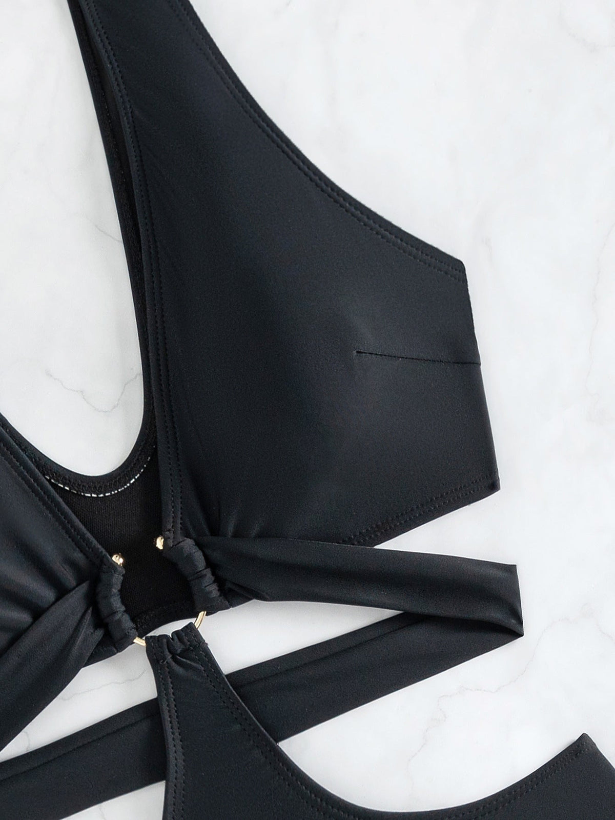 Costume Scollo a V con Cut Out