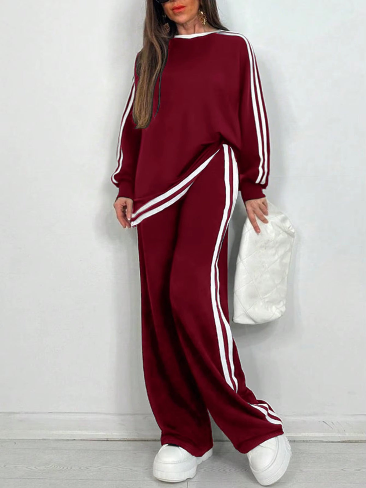 Completo Donna Sportivo con Maglia a Righe e Pantaloni a Gamba Larga – Stile Dinamico e Comfort – Nicole