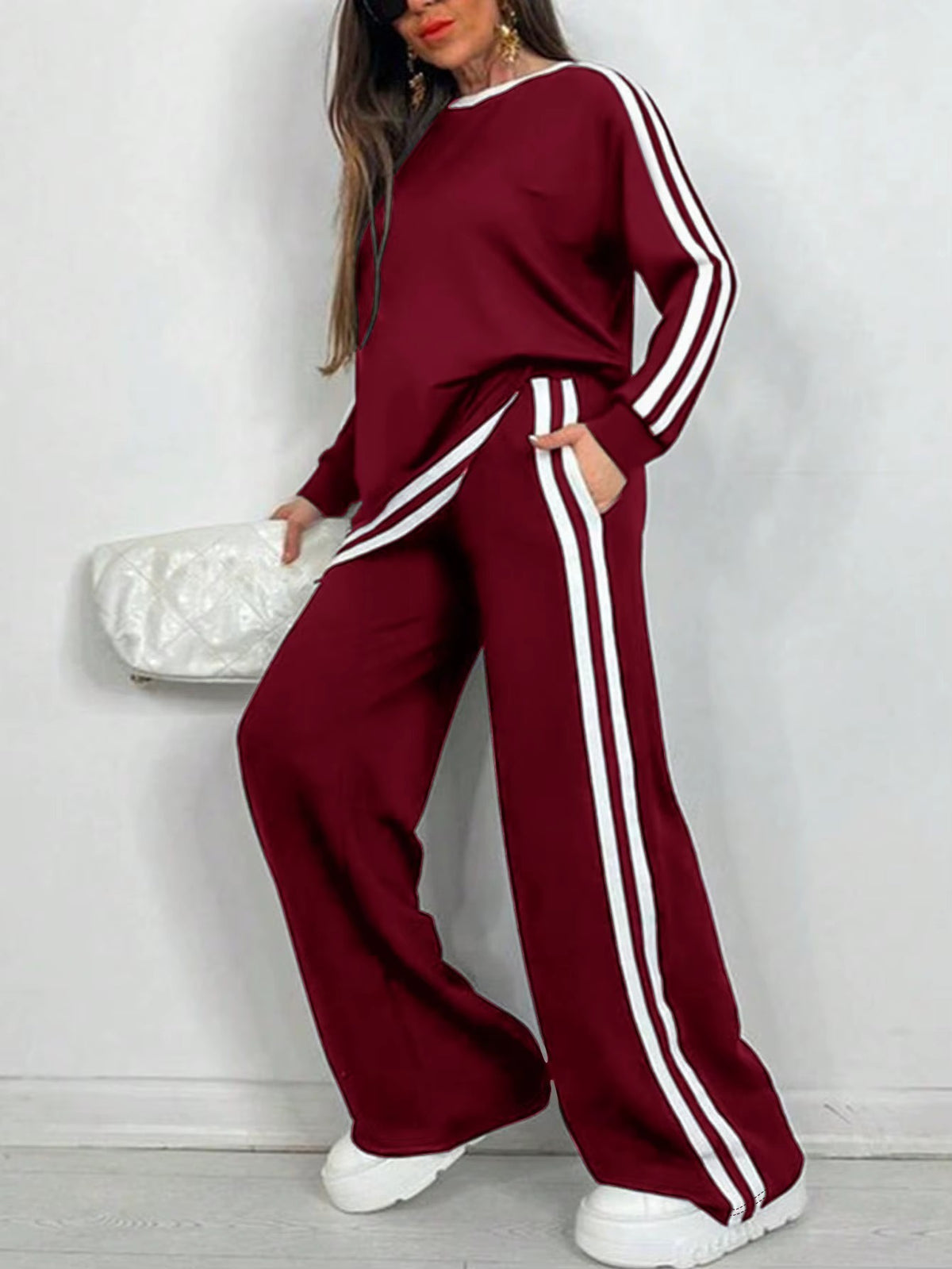 Completo Donna Sportivo con Maglia a Righe e Pantaloni a Gamba Larga – Stile Dinamico e Comfort – Nicole