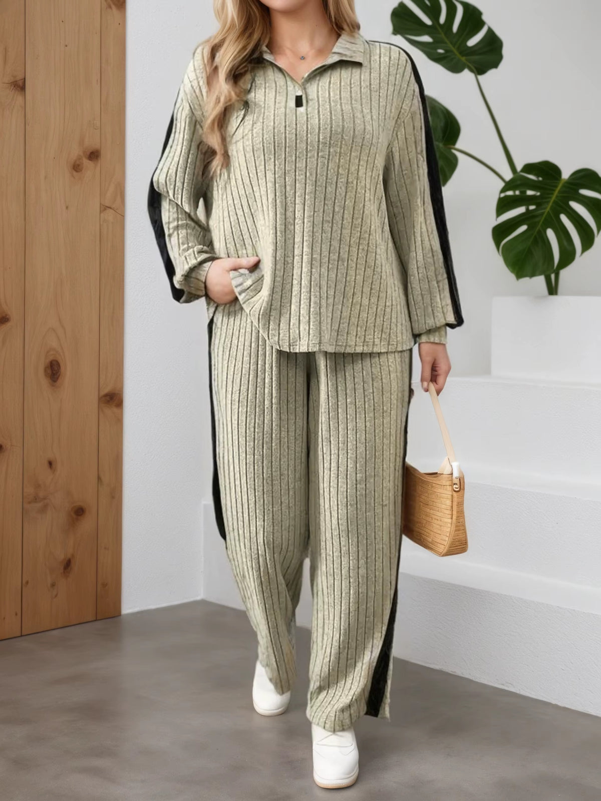 Completo Donna a Coste con Maglia Mezza Zip e Pantaloni a Gamba Larga – Righe Laterali e Comfort – Sabrina