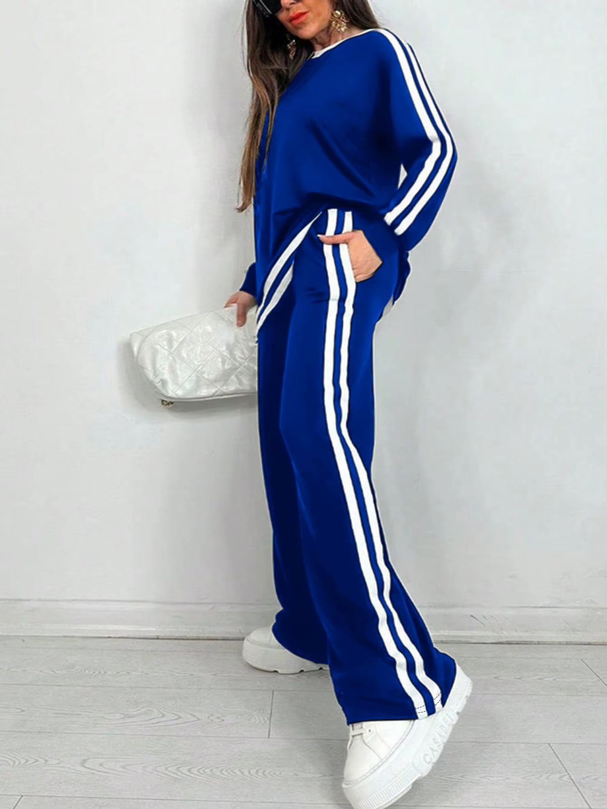 Completo Donna Sportivo con Maglia a Righe e Pantaloni a Gamba Larga – Stile Dinamico e Comfort – Nicole
