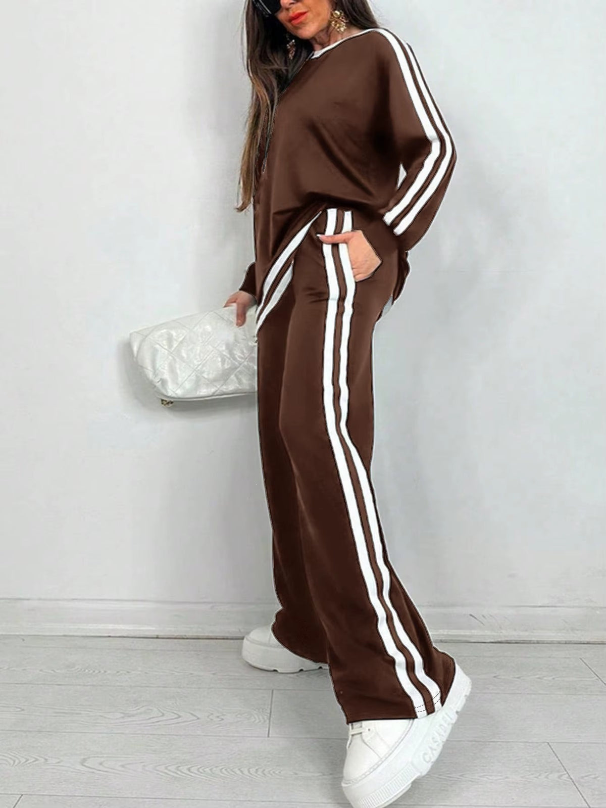 Completo Donna Sportivo con Maglia a Righe e Pantaloni a Gamba Larga – Stile Dinamico e Comfort – Nicole