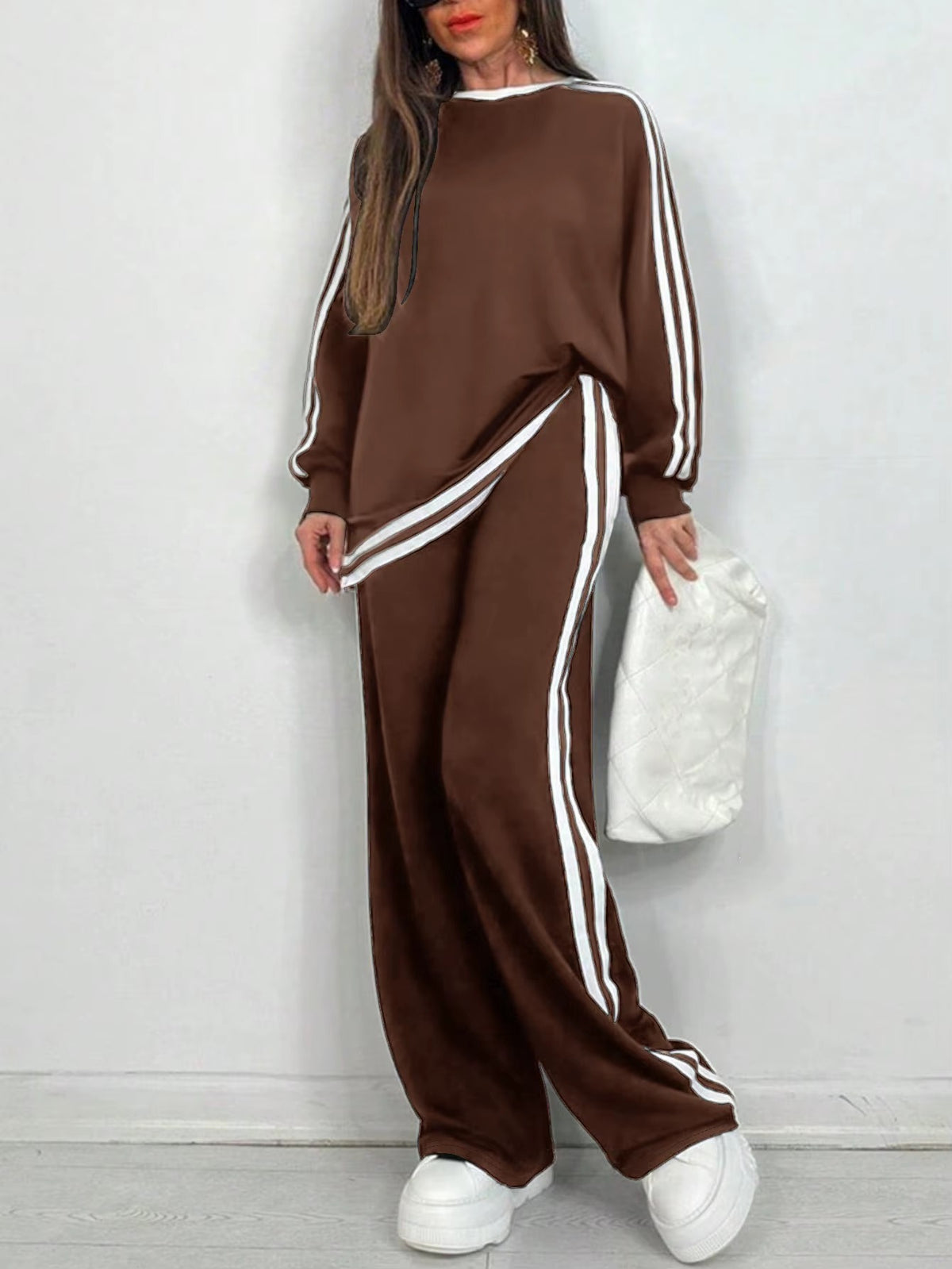 Completo Donna Sportivo con Maglia a Righe e Pantaloni a Gamba Larga – Stile Dinamico e Comfort – Nicole