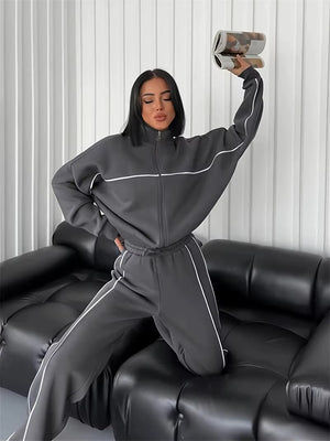Completo Donna Sportivo con Felpa con Zip e Pantaloni a Gamba Larga – Comfort e Stile Athleisure – Chiara
