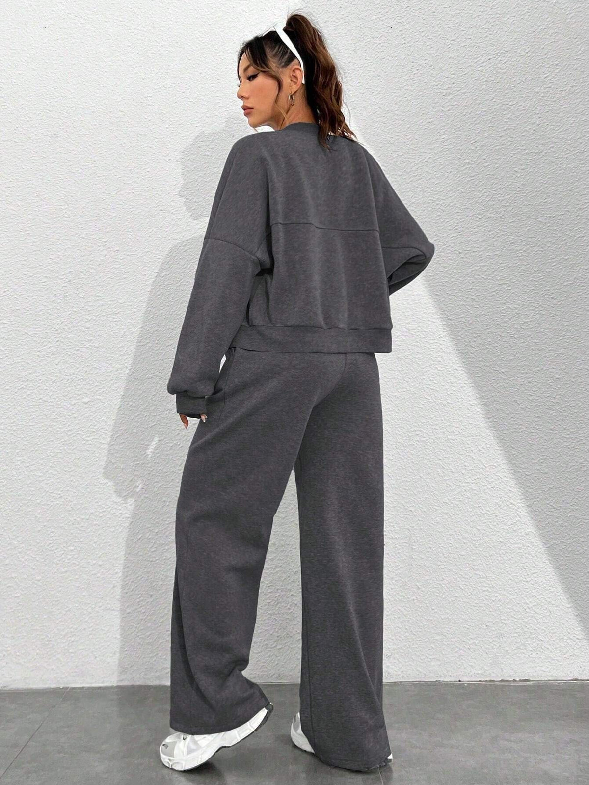 Completo Donna con Felpa con Zip e Pantaloni a Gamba Larga – Linee Strutturate e Comfort – Diana