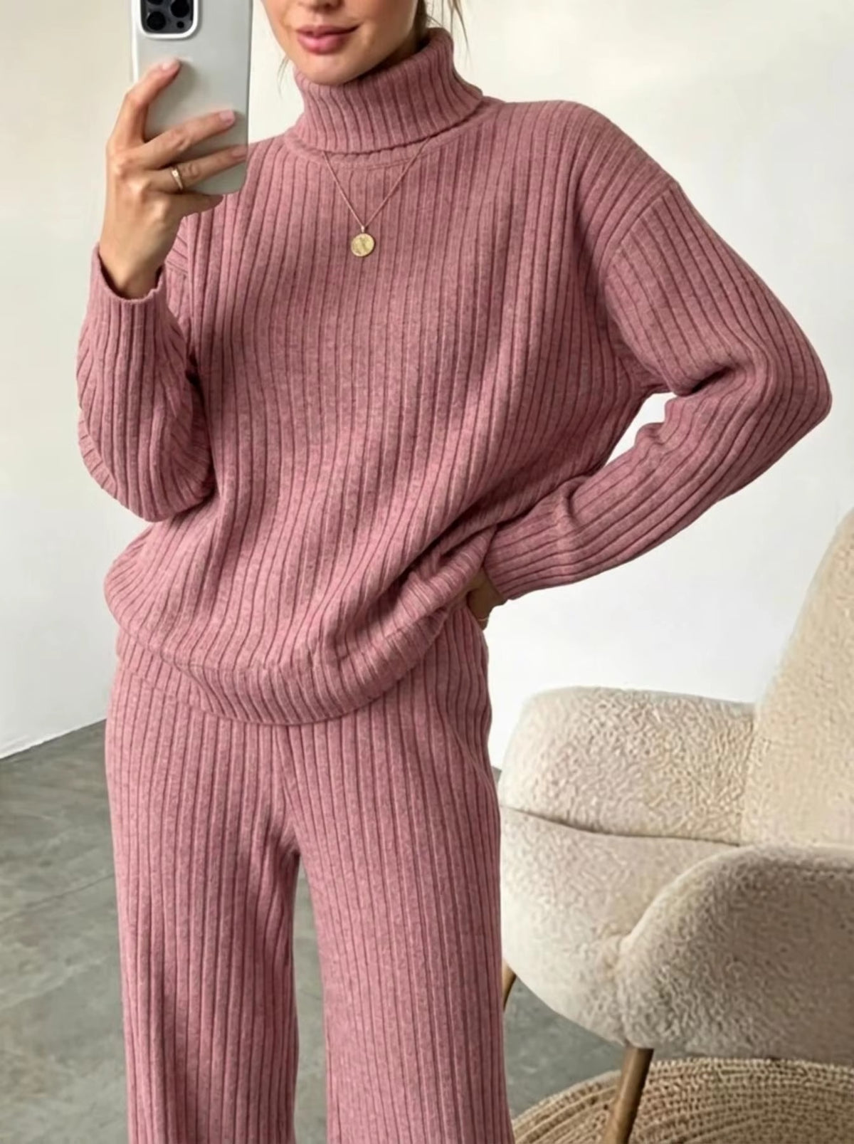 Completo Donna in Maglia a Coste con Dolcevita e Pantaloni Coordinati – Calore e Comfort – Marta