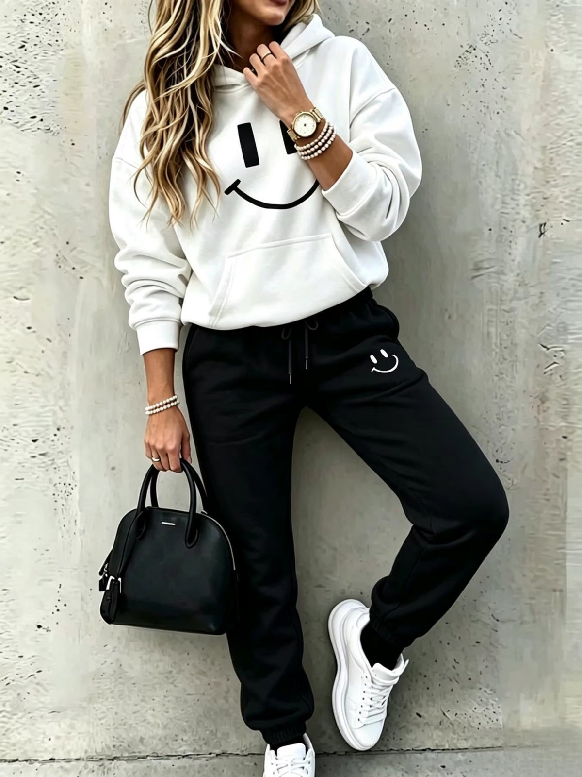 Completo Donna con Felpa con Cappuccio e Pantaloni Jogger – Design Smile e Comfort Casual – Allegra