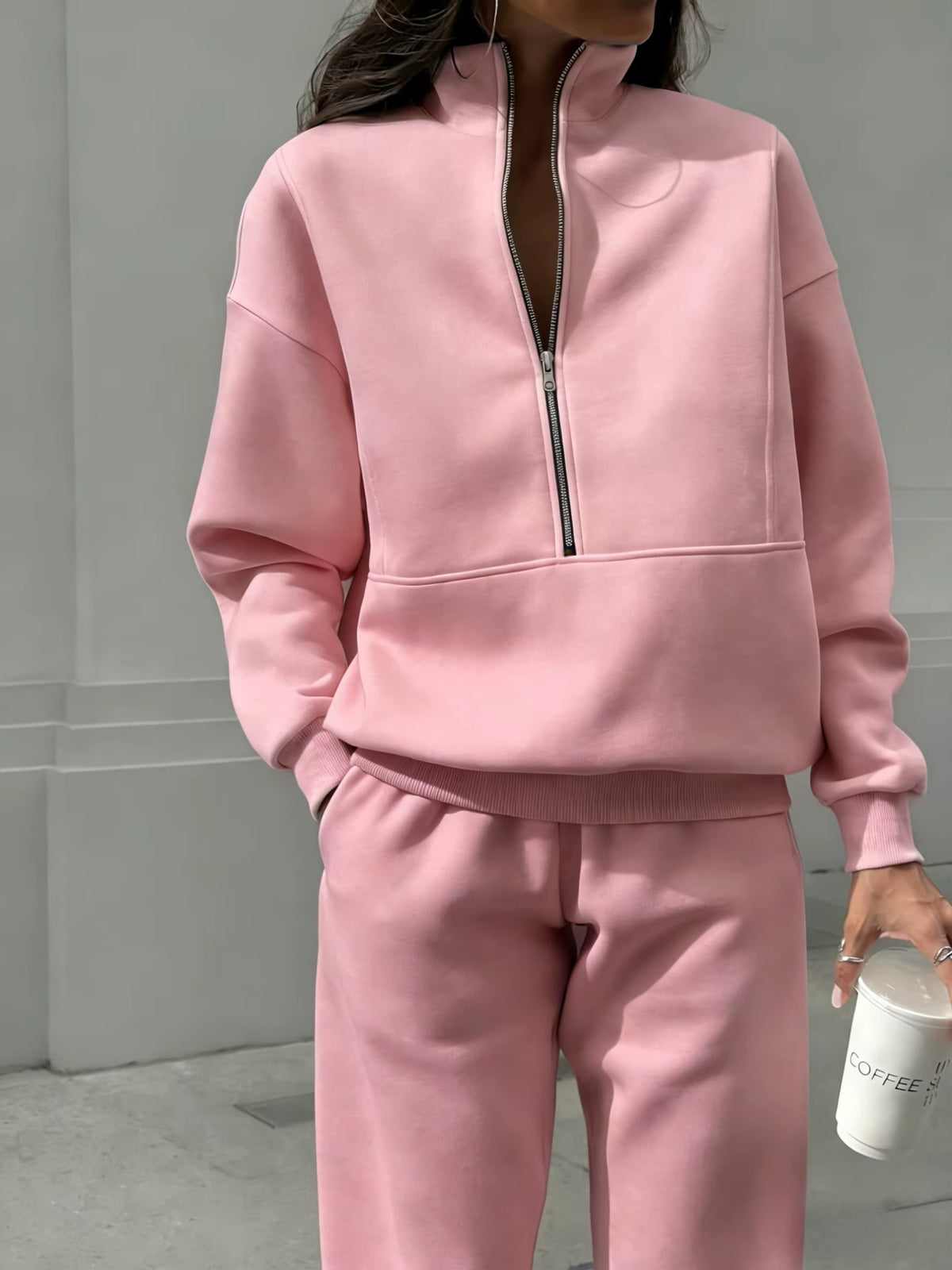 Completo Donna con Felpa Mezza Zip e Pantaloni Jogger – Calore Morbido e Comfort Quotidiano – Emilia