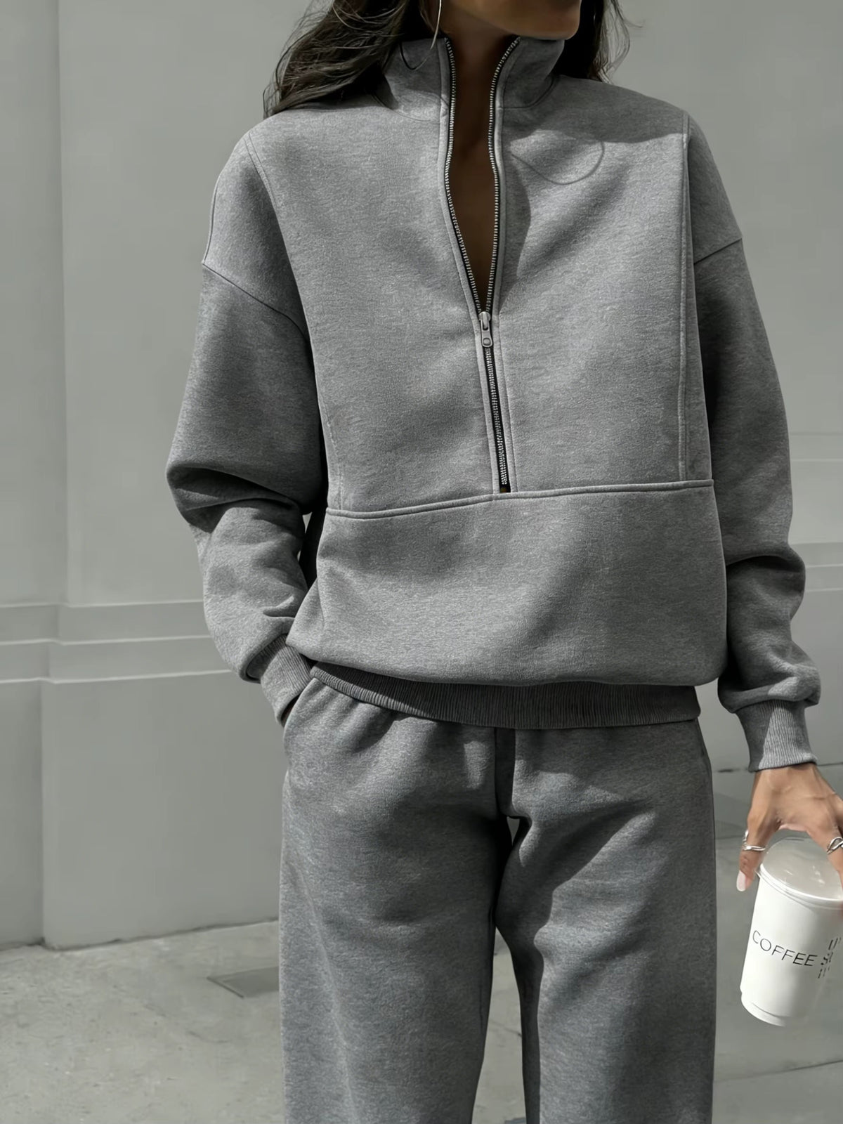 Completo Donna con Felpa Mezza Zip e Pantaloni Jogger – Calore Morbido e Comfort Quotidiano – Emilia