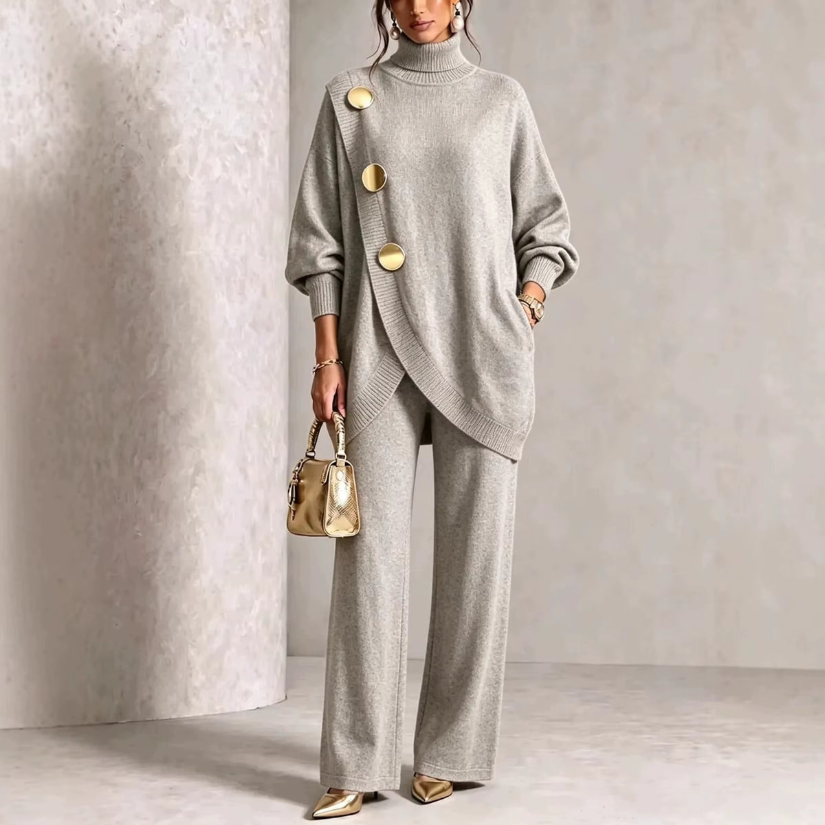 Completo Donna in Maglia con Dolcevita Asimmetrico e Pantaloni a Gamba Larga – Eleganza con Dettagli Dorati – Francesca